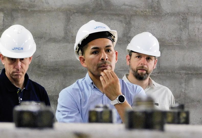 El intendente Leonel Monsalve, junto al secretario de Energía Matías Toso, que se jugó todo en la licitación por Medanito.