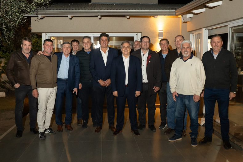 El gobernador Martín Llaryora, con los intendentes peronistas de Santa Fe.