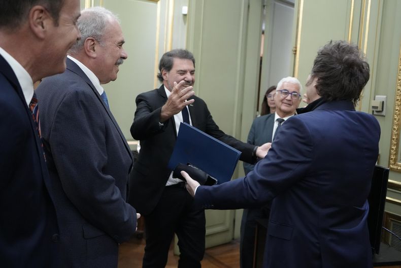 Javier Milei saluda a Claudio Zuchovicki en el aniversario de la Bolsa.