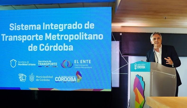 Martín Llaryora durante la presentación del sistema de transporte metropolitano, que incluye a La Calera.