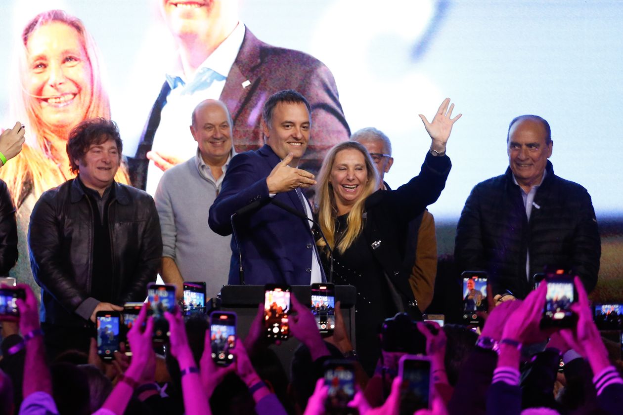 Manuel Adorni señala a la arquitecta de la victoria, Karina Milei. (Victoria Gesualdi)