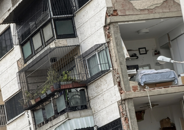 Un edificio muestra el impacto de los terremotos en Caracas. Venezuela enfrenta el desastre natura debilitada por una tormenta política perfecta.