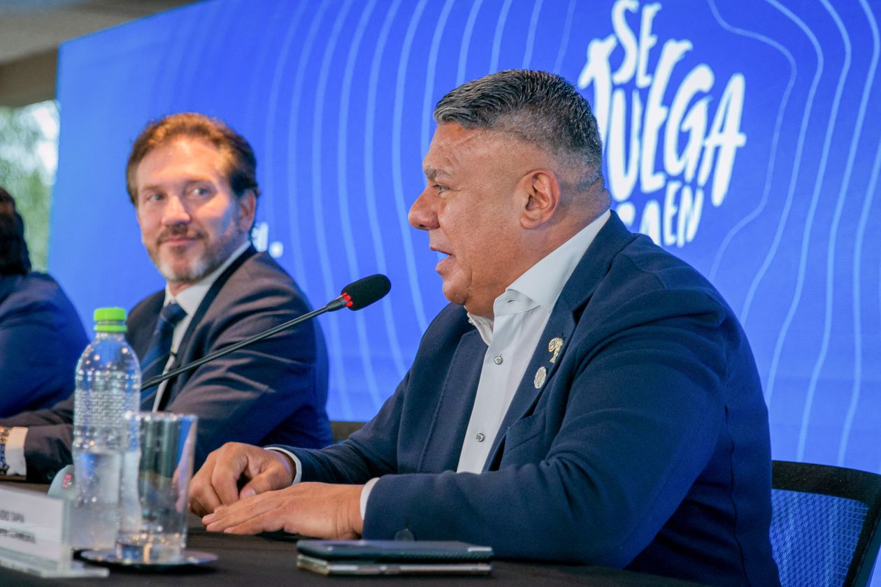 El Chiqui Tapia con Alejandro Domínguez en rueda de prensa