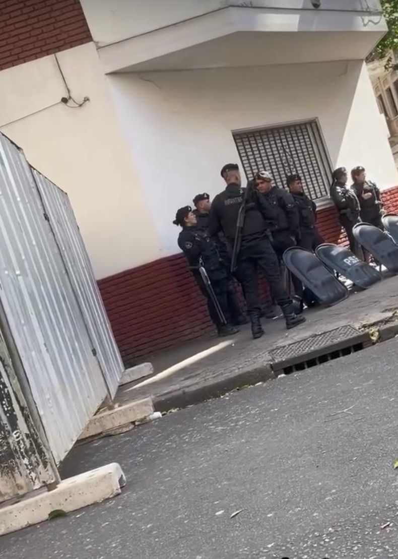 Los policías de la provincia de Santa Fe presentes en las inmediaciones del Sindicato de Camioneros mientras se llevaba a cabo la elección