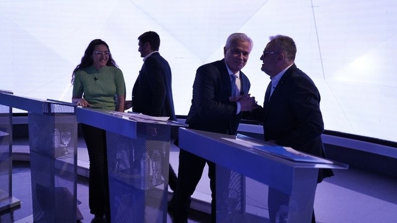 Saludo final entre los candidatos que participaron del Debate Santa Fe. // Foto: Rosario3