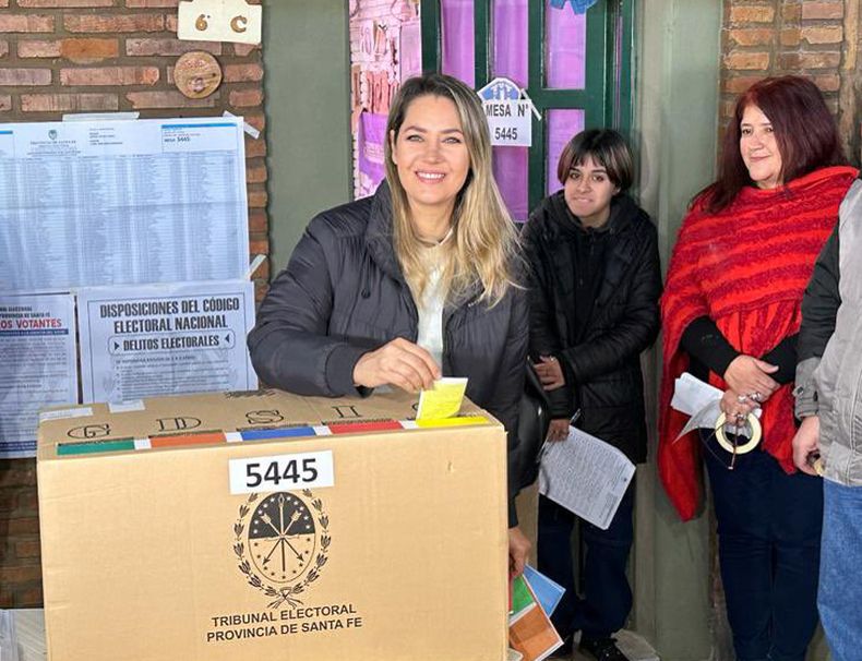 Carolina Losada emitiendo su voto