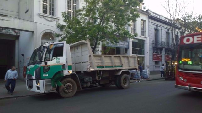 militantes de bruera agredieron a victimas de la inundacion y a una periodista