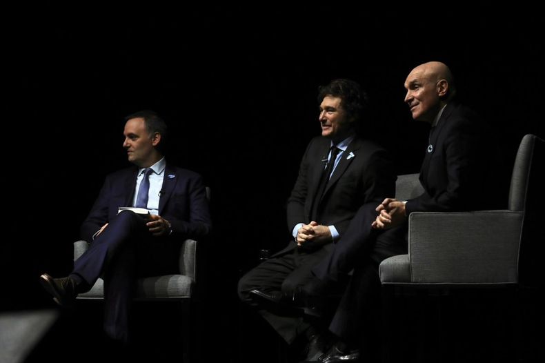 Javier Milei, junto a José Luis Espert y Manuel Adorni. 