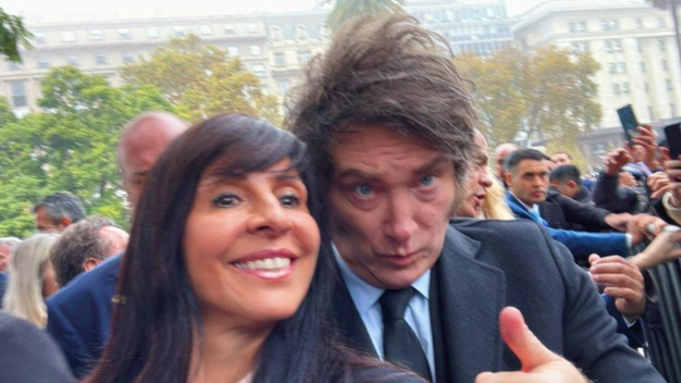 Fuera de foco. Una foto casual entre Lorena Villaverde y el presidente Javier Milei. El destino de la diputada es incierto.