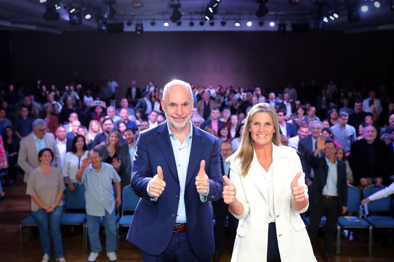Horacio Rodríguez Larreta y Cynthia Hotton bendecidos por pastoras y pastores evangélicos