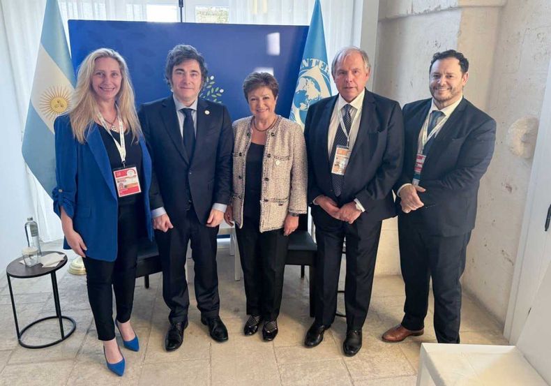 Javier Milei se reunió en la cumbre del G-7 con Kristalina Georgieva. Lo acompañaron su hermana Karina, el embajador en Estados Unidos Gerardo Werthein y el asesor Demian Reidel. ¿Diana Mondino? Ausente.