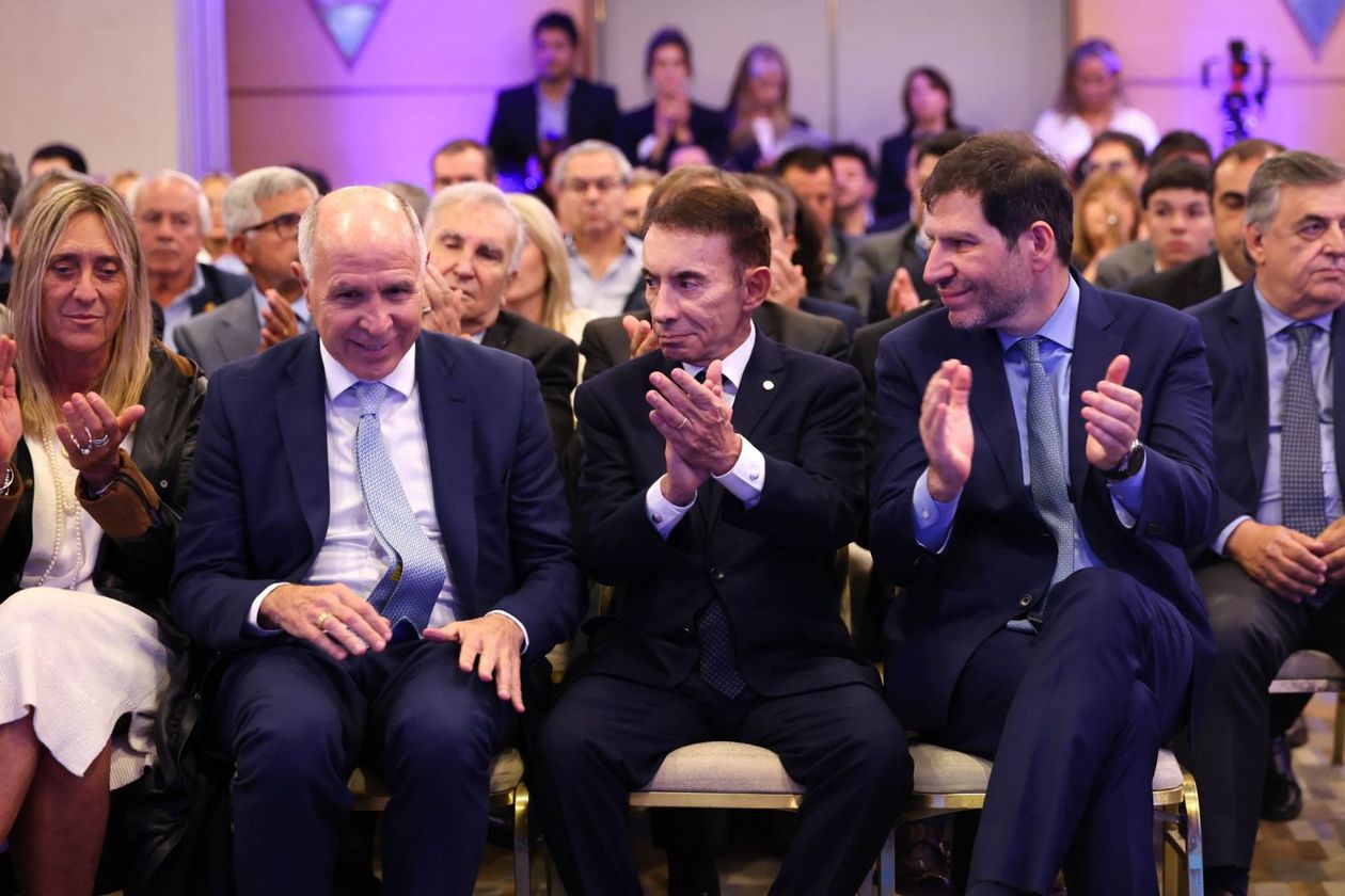 Ricardo Lorenzetti, Domingo Sesin y Eduardo Bittar en la conferencia organizada por entidades del Círculo Rojo de Córdoba