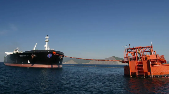 YPF trabaja para crear un puerto en las costas de Río Negro y relega al gobernador Axel Kicillof.