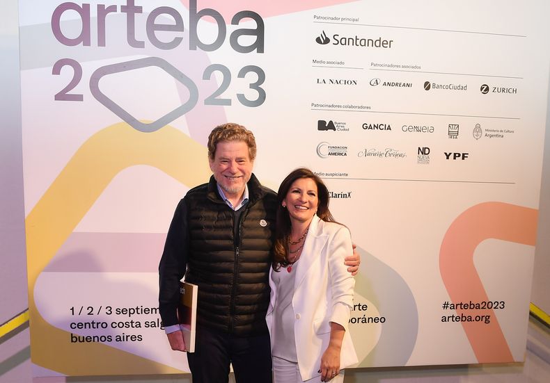 Guillermo A Laje y Larisa Andreani compartieron la inauguración de arteba 2023.JPG