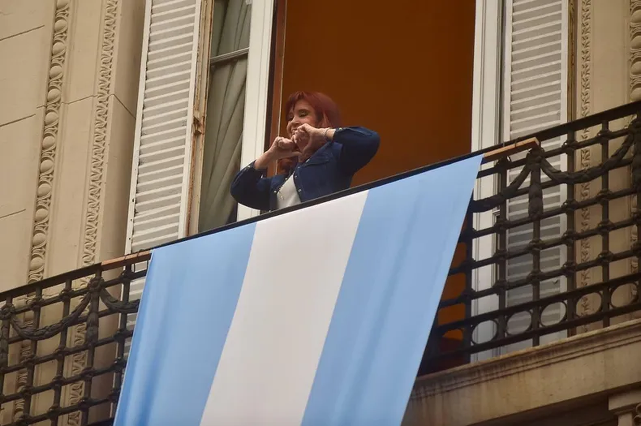 Cristina Fernández de Kirchner, en el balcón de su casa, donde cumple prisión domiliciaria.