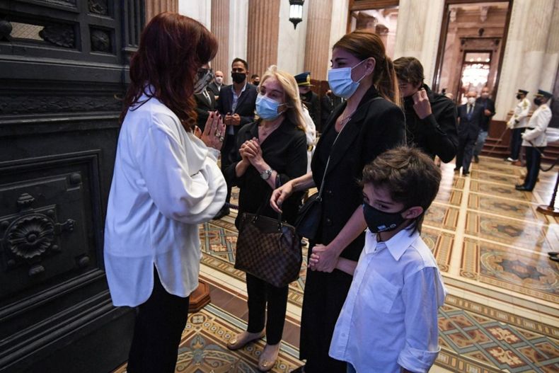 Cristina Kirchner y la familia de Carlos Menem en el Congreso en el velatorio del expresidente. - Cristina Kirchner y la familia de Carlos Menem esperan en el Congreso la llegada de los restos del expresidente. CRISTINA KIRCHNER Menem
