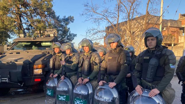 Fuerzas federales custodian el cierre de Javier MIlei. 