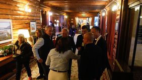 Círculo Rojo en el pasillo del ala Bustillo. Vladimir Werning, Pablo Quirno, Hernán Spoto (Sidersa), Ana Iparraguirre y Juan Germano, debatiendo sobre el rumbo económico. Foto: Matías Garay.&nbsp;