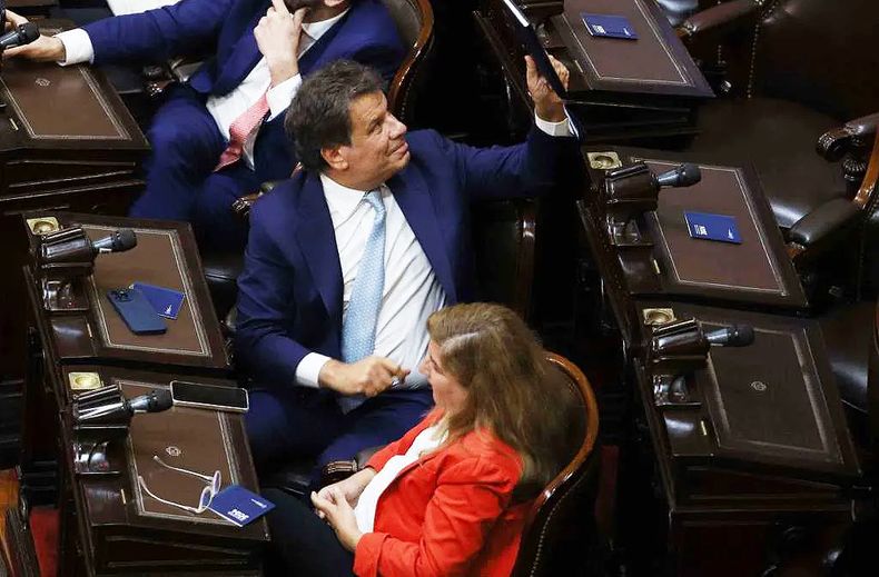 El escándalo en el Congreso, el sábado 1 de marzo: Facundo Manes se da vuelta y le responde a Santiago Caputo. Al lado, Marcela Coli.