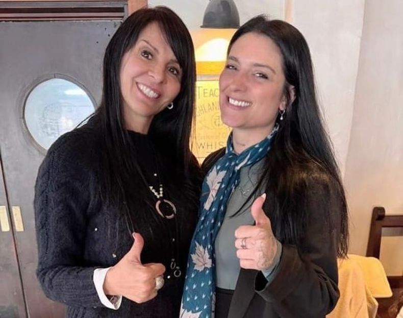 Lorena Villaverde y la barilochense Ailén Costa, candidata a segunda diputada de la Libertad Avanza Río Negro.  