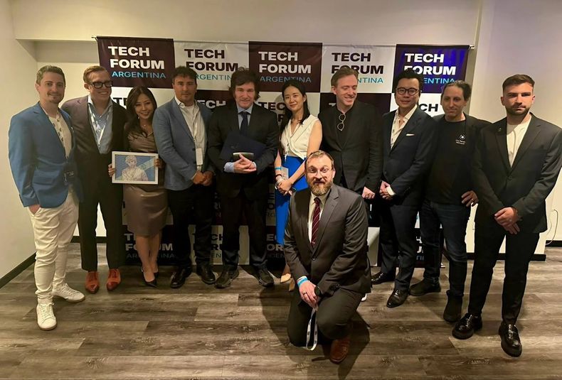 Javier Milei posa con participantes de Tech Forum Argentina en el Hotel Libertador.