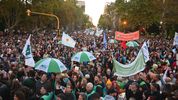 Estudiantes, docentes, no docentes y gremios de la educación marcharon hasta Plaza de Mayo en reclamo al recorte universitario (Foto: NA)