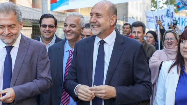 El exgobernador Omar Perotti y sus (¿ex?) espadas, el diputado Roberto Mirabella y la diputada provincial Celia Arena.
