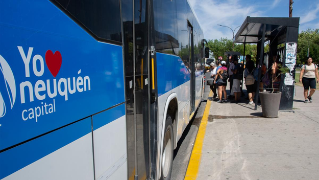 El intendente de Neuquén, Mariano Gaido, quiere una tasa al combustible para subsidiar el boleto de colectivo.