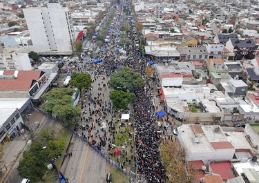 El último adiós al Indio Solari: hay más de 70 cuadras de fila para despedir al músico en Avellaneda