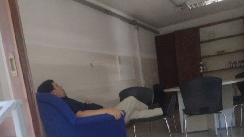 Santiago Pinasco durmiendo en su oficina de la Agencia de Empleo, desde otro ángulo