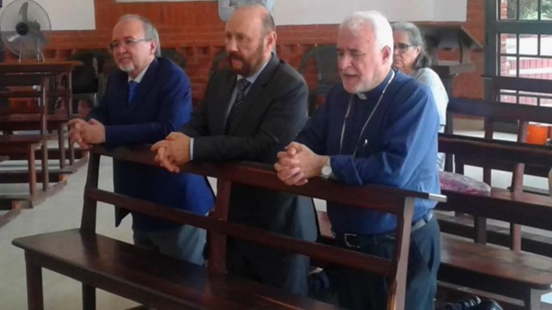 Otros tiempos. El jefe de Gabinete, Antonio Ferreira, Gildo Insfrán y Conejero rezan juntos. &nbsp;