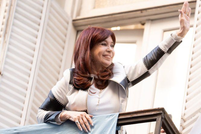 Cristina Fernández de Kirchner, en el balcón del Instituto Patria.