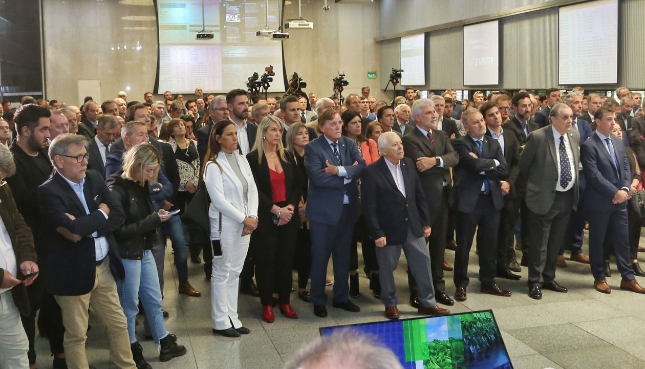 Corredores, dirigentes y otros actores del campo en el primer remate de soja del año en la Bolsa de Comercio de Rosario (BCR)