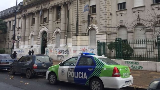 advierten ?practicas ilegales? policiales ante amenazas de bomba en escuelas bonaerenses