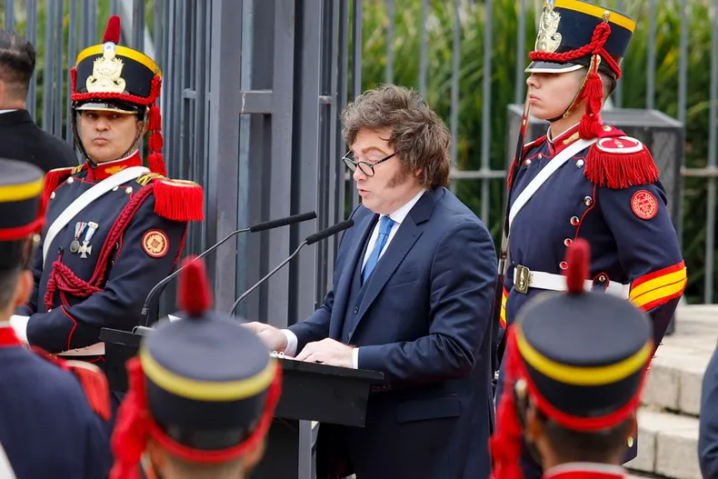 Reaparecido ayer en el acto en homenaje a Jos&eacute; de San Mart&iacute;n tras varios d&iacute;as de ausencia, Javier Milei espera eludir la suerte electoral esquiva de Mauricio Macri y Alberto Fern&aacute;ndez.