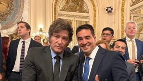 El presidente Javier Milei junto a Adrián Ravier, su delegado en La Pampa como titular de La Libertad Avanza: ¿se sostiene la Doctrina Karina del violeta puro, o buscan una alianza con otros espacios?