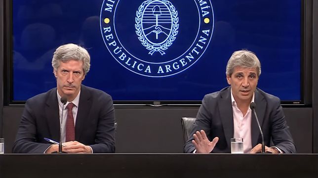 Santiago Bausili y Toto Caputo en conferencia de prensa por el acuerdo con el FMI