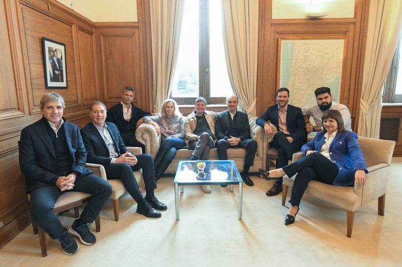 Con Santiago Caputo en medio, junto a Karina Milei, la mesa política se reunió en la Casa Rosada.&nbsp;