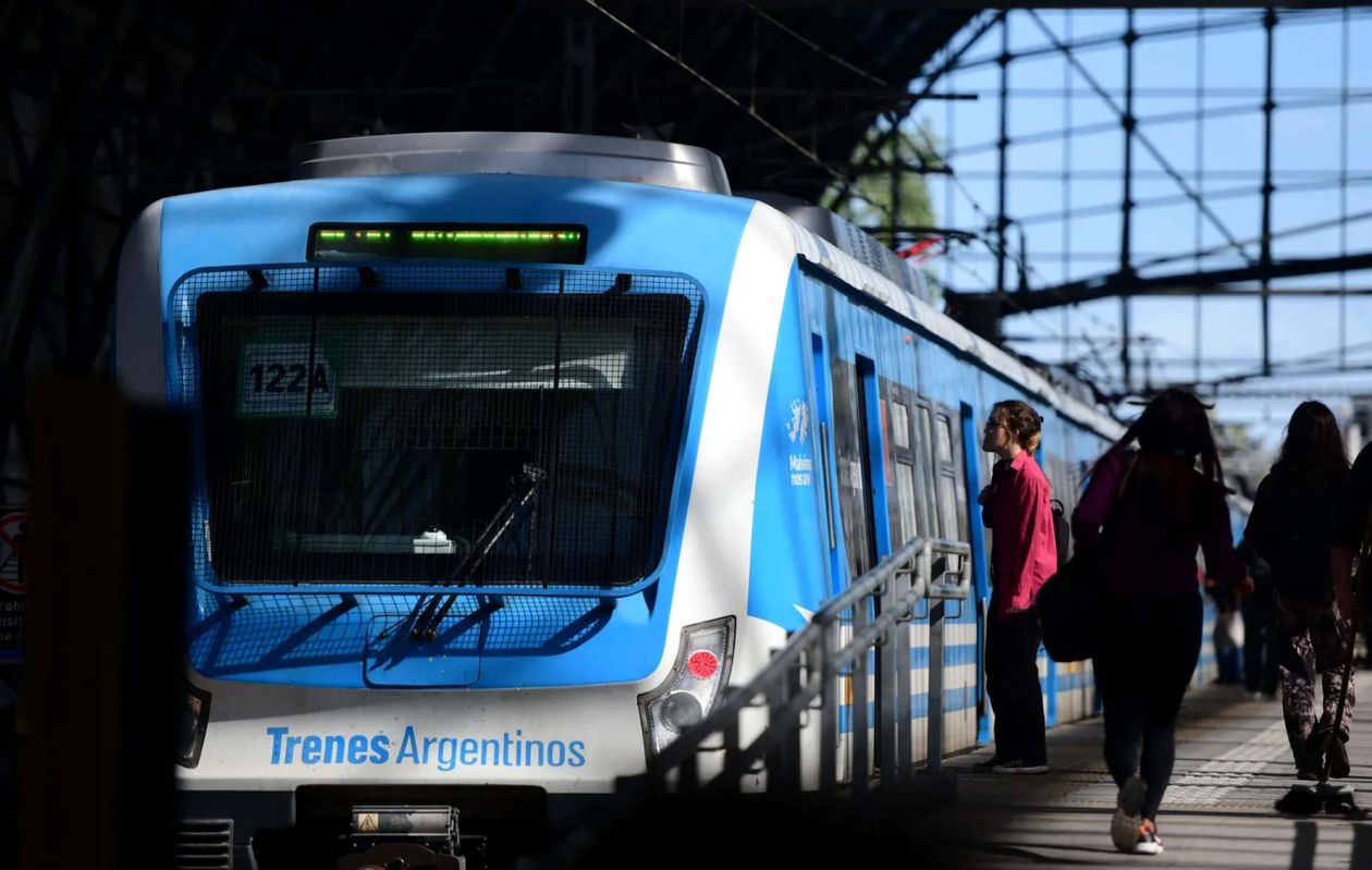Los trenes de Javier Milei: menos servicios, disminución de pasajeros y más saltos de molinete