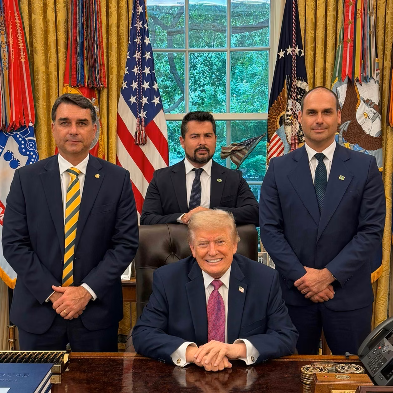 Fl&aacute;vio y Eduardo Bolsonaro, posibles presidente y canciller del Brasil posterior al 1 de enero, junto a Donald Trump en una reuni&oacute;n de mayo &uacute;ltimo en la Oficina Oval de la Casa Blanca.