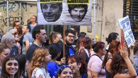 Las caras de Toto Caputo y Javier Milei en la marcha universitaria del 23A. (Foto: NA).