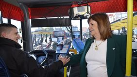 Patricia Bullrich subió a un colectivo que no se adhirió al paro general de la CGT.
