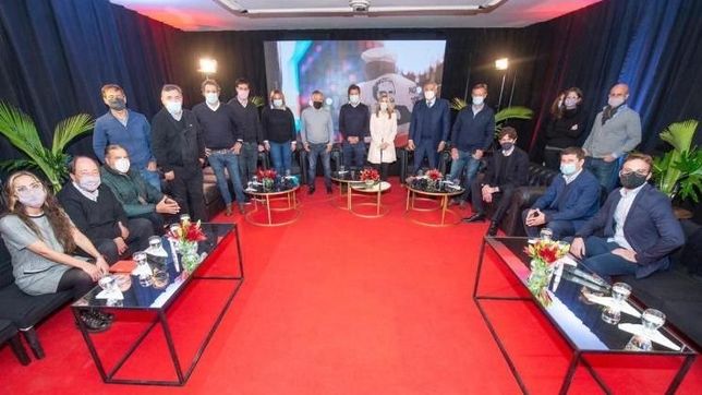 la ucr tuvo su foto con manes y amenaza con una tercera via en jxc