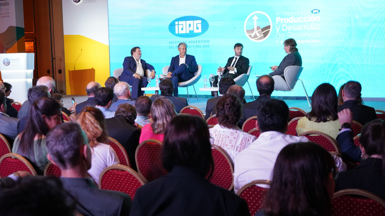 Weretilneck, Figueroa y Torres en el congreso del Instituto Argentino del Petróleo y del Gas (IAPG).