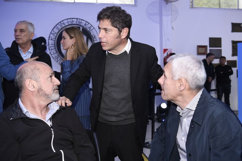 Axel Kicillof, junto a los intendentes Secco y Cagliardi, dos de los que no podrían ir por la reelección en 2027