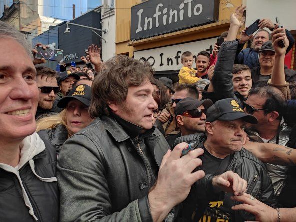Javier Milei, durante su visita a Paraná para la campaña electoral, junto a Sebastian Etchevehere y a Roque Fleitas. Foto de archivo.