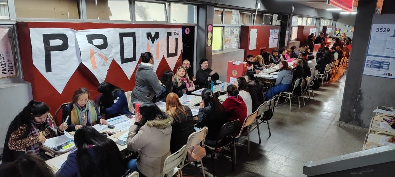 Por la Ley de Acoples, se ven numerosos fiscales en las mesas