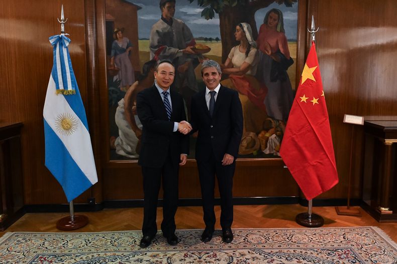 Toto Caputo con Wang Wei, embajador de China