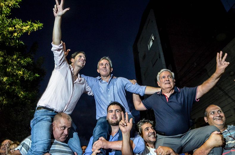 Otros tiempos. Martín Berhongaray en andas, junto a Poli Altolaguirre y Francisco Torroba, capos de la UCR de Santa Rosa y de La Pampa: hoy se sacan chispas.