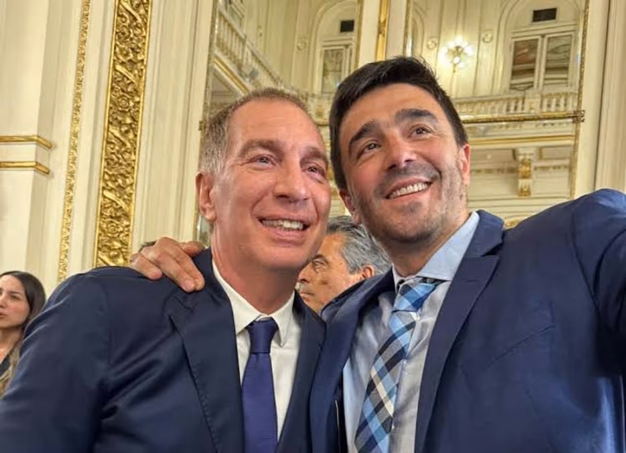 El ex intendente de Olavarría, Ezequiel Galli, junto a su jefe político Diego Santilli&nbsp;